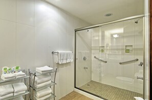 Presidential Suite, 1 King Bed | Bathroom shower - Balmoral Suites (San José)