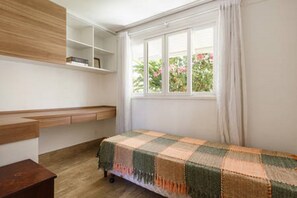 Apartamento conforto, várias camas, para não fumantes, vista para a praia | 4 quartos, individualmente mobiliados, escrivaninha