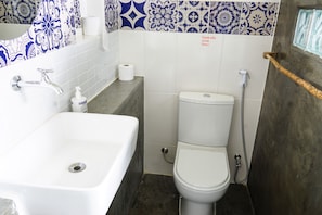 Paz | Bathroom