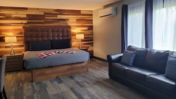 Habitación Deluxe, 1 cama King size | Camas con pillow-top, escritorio y espacio para trabajar con laptop