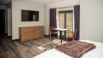 Deluxe-Zimmer, 1 King-Bett | Pillowtop-Betten, Schreibtisch, laptopgeeigneter Arbeitsplatz