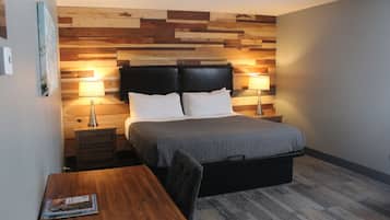 Habitación junior, 1 cama King size, acceso para personas con movilidad reducida, planta baja | Escritorio, espacio para trabajar con laptop y cortinas blackout