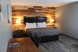 普通客房, 1 張特大雙人床, 身障無障礙空間, 地面層 | 書桌、筆電工作空間、遮光布/窗簾、熨斗/熨衣板