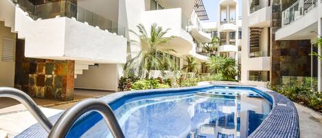 Kolam renang terbuka, kerusi lepak pantai