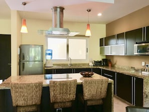 Condo familial, Plusieurs lits, non-fumeur | Aire de séjour | Téléviseur à écran plat