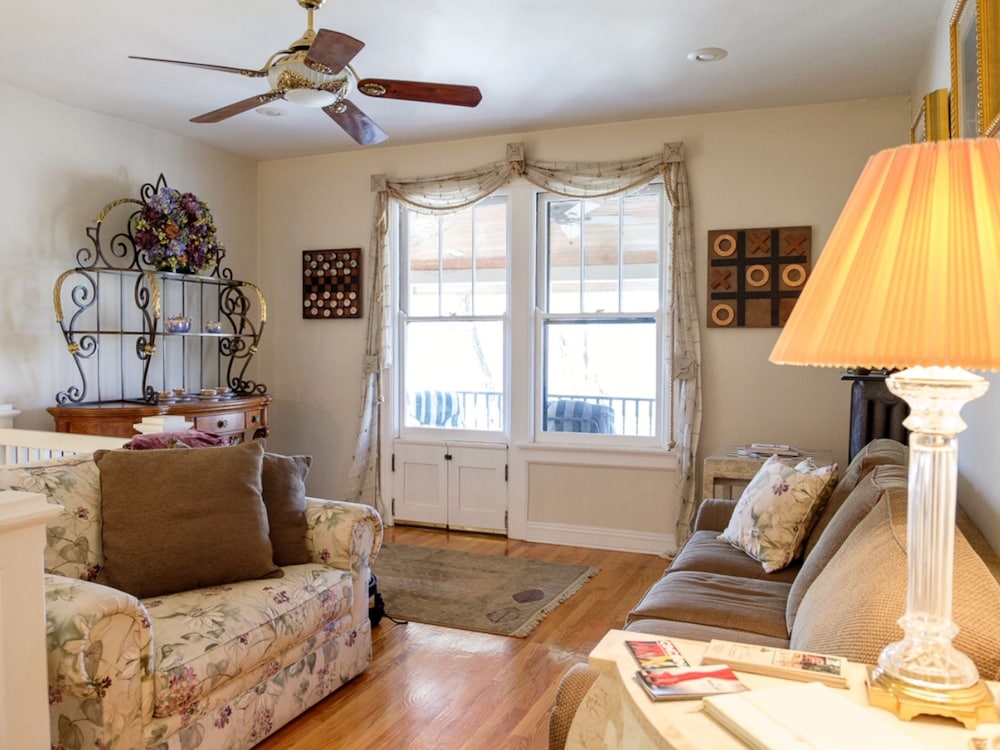 Gaslight Bed & Breakfast photo 4
