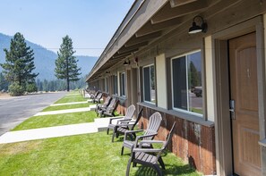 Lobby sitting area - The Village at Highlands Ranch (Mill Creek)