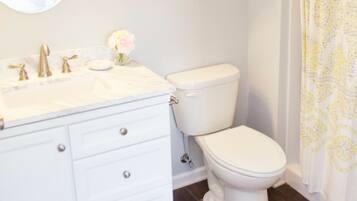 Family Townhome, Multiple Beds | Bathroom | Combined shower/tub, free toiletries, hair dryer, towels