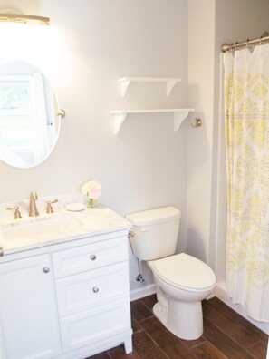 Family Townhome, Multiple Beds | Bathroom | Combined shower/tub, free toiletries, hair dryer, towels - Dawson Retreats 407 (Hamilton)