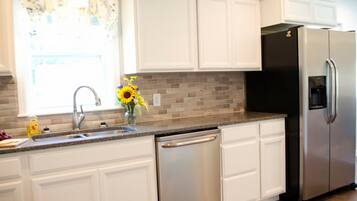 Family Townhome, Multiple Beds | Private kitchen | Fridge, microwave, oven, dishwasher