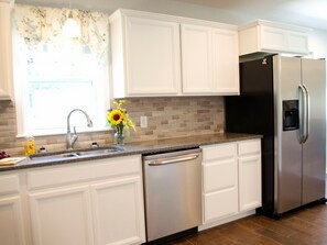 Family Townhome, Multiple Beds | Private kitchen | Fridge, microwave, oven, dishwasher - Dawson Retreats 407 (Hamilton)