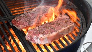 To steaks grilles over åben ild.