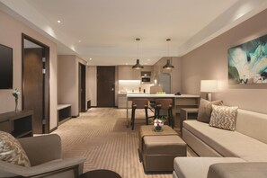 1 kamar tidur, seprai premium, selimut bulu angsa, dan minibar