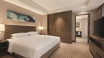 Two-Bedroom Kitchen Suite with One King Bed and Two Twin Beds - with sofa bed | 1 bedroom, premium bedding, down comforters, in-room safe