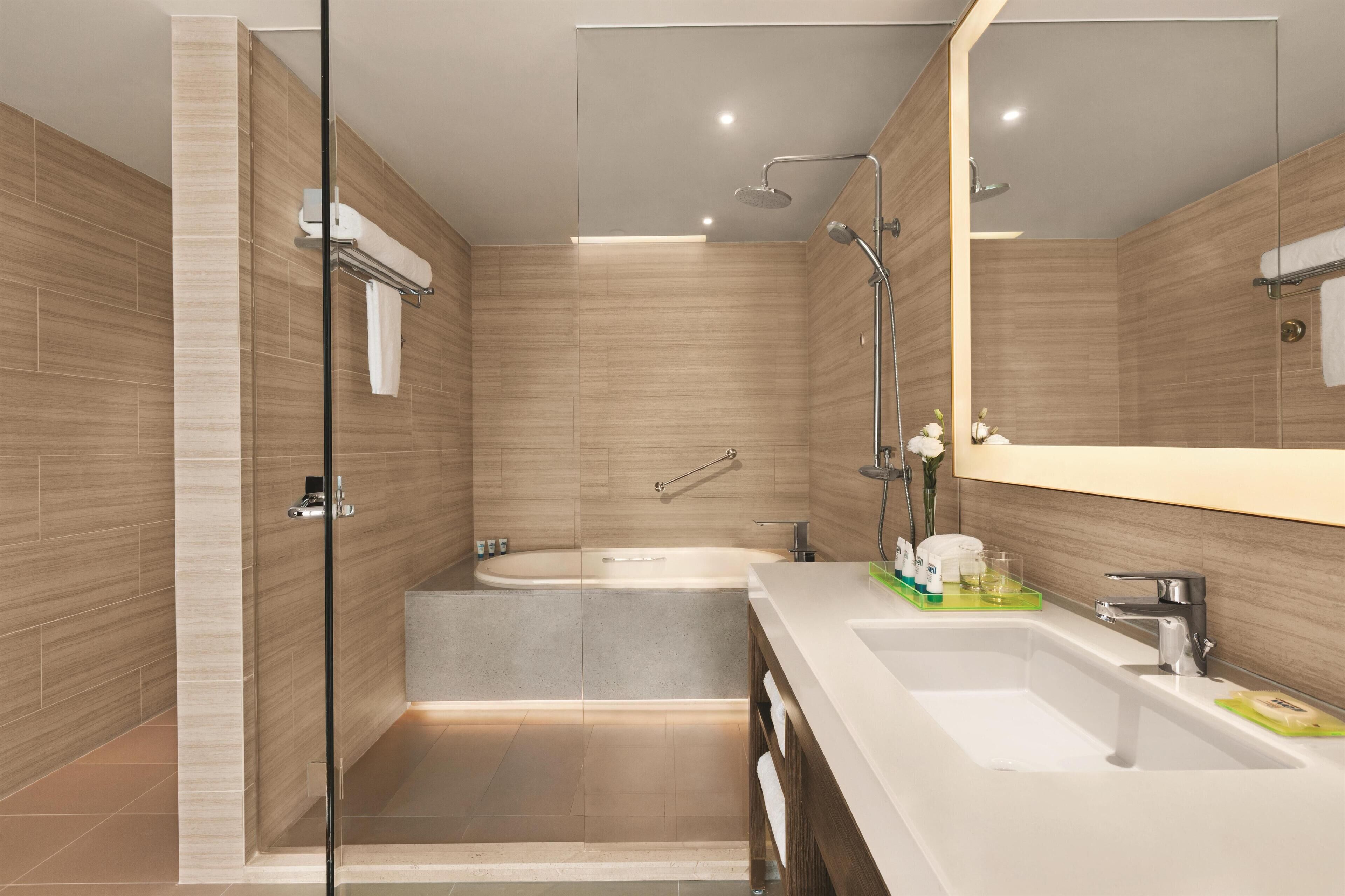 Suite, 2 Bedrooms (2 Kingbed) | Bilik Mandi | Hulu semburan hidrourut, kelengkapan dandanan diri berjenama 