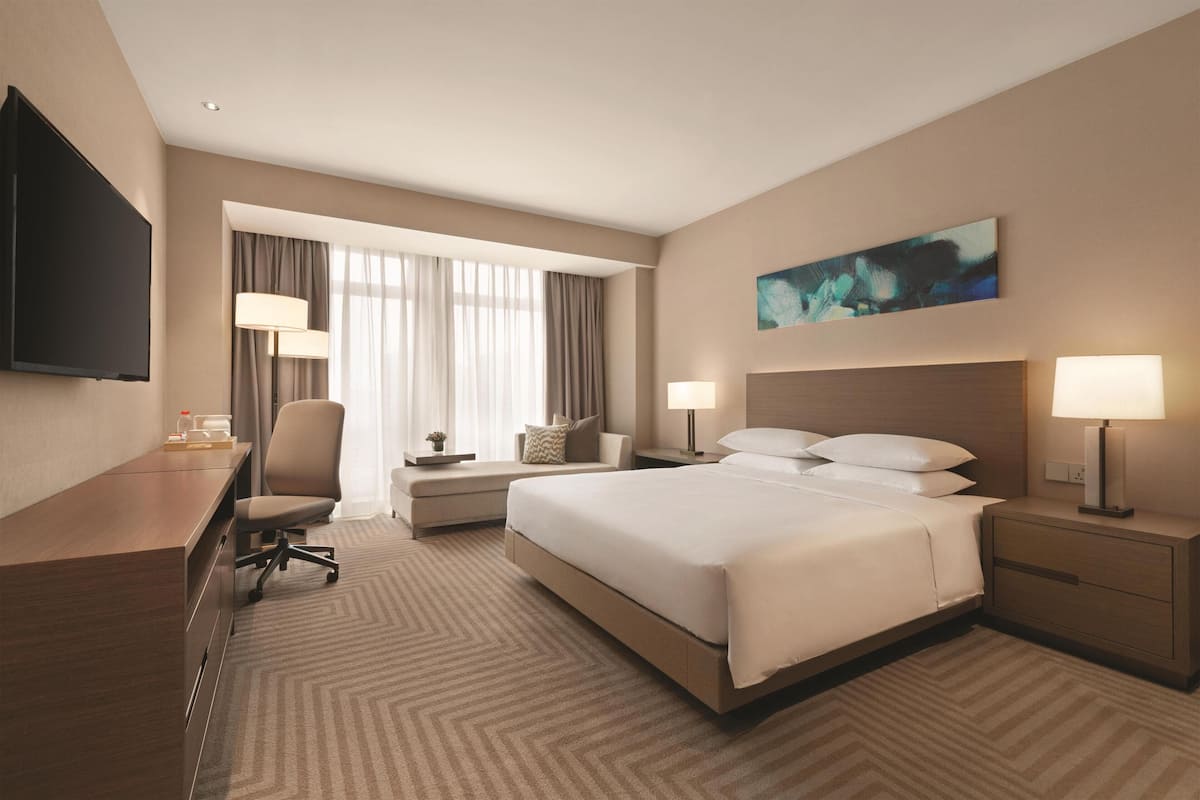 ルーム キングベッド 1 台 (Den, No Sofa Bed) | 1 室のベッドルーム、高級寝具、羽毛の掛け布団、セーフティボックス (室内)