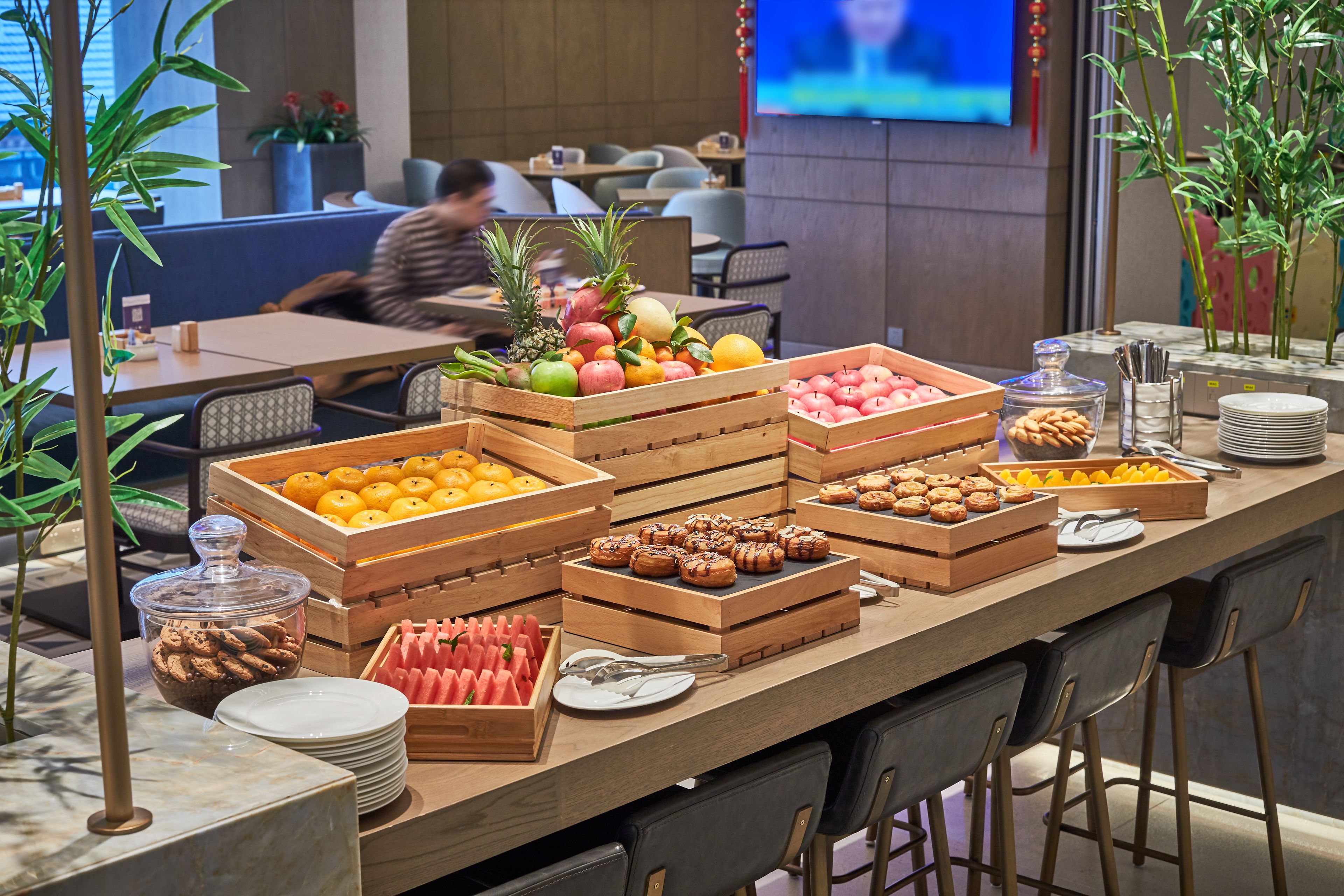 อาหารเช้าแบบบริการตนเองทุกวัน (CNY 79 ต่อคน)