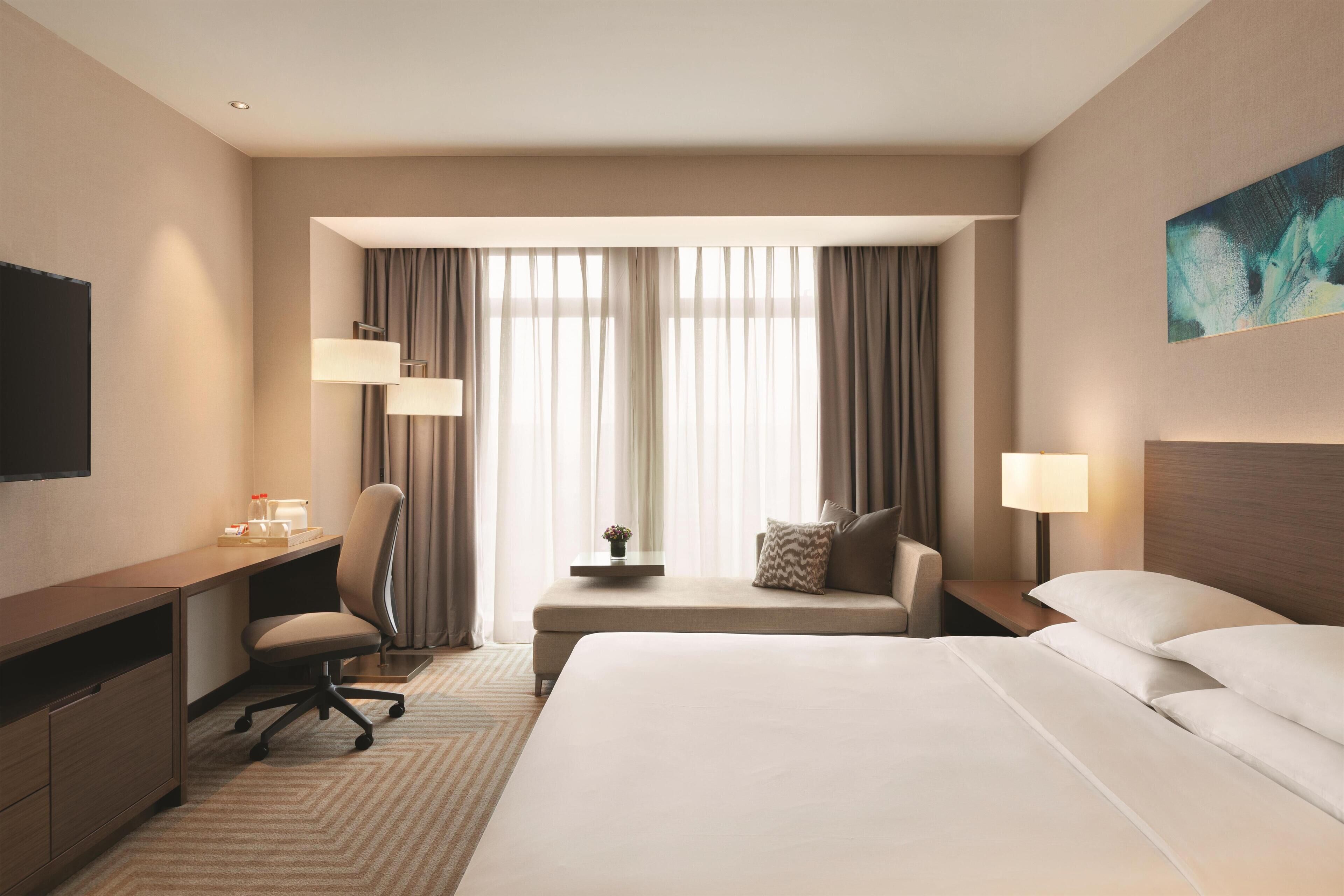 客房, 1 张特大床 (Den, No Sofa Bed) | 1 多间卧室、高档床上用品、羽绒被、客房内保险箱