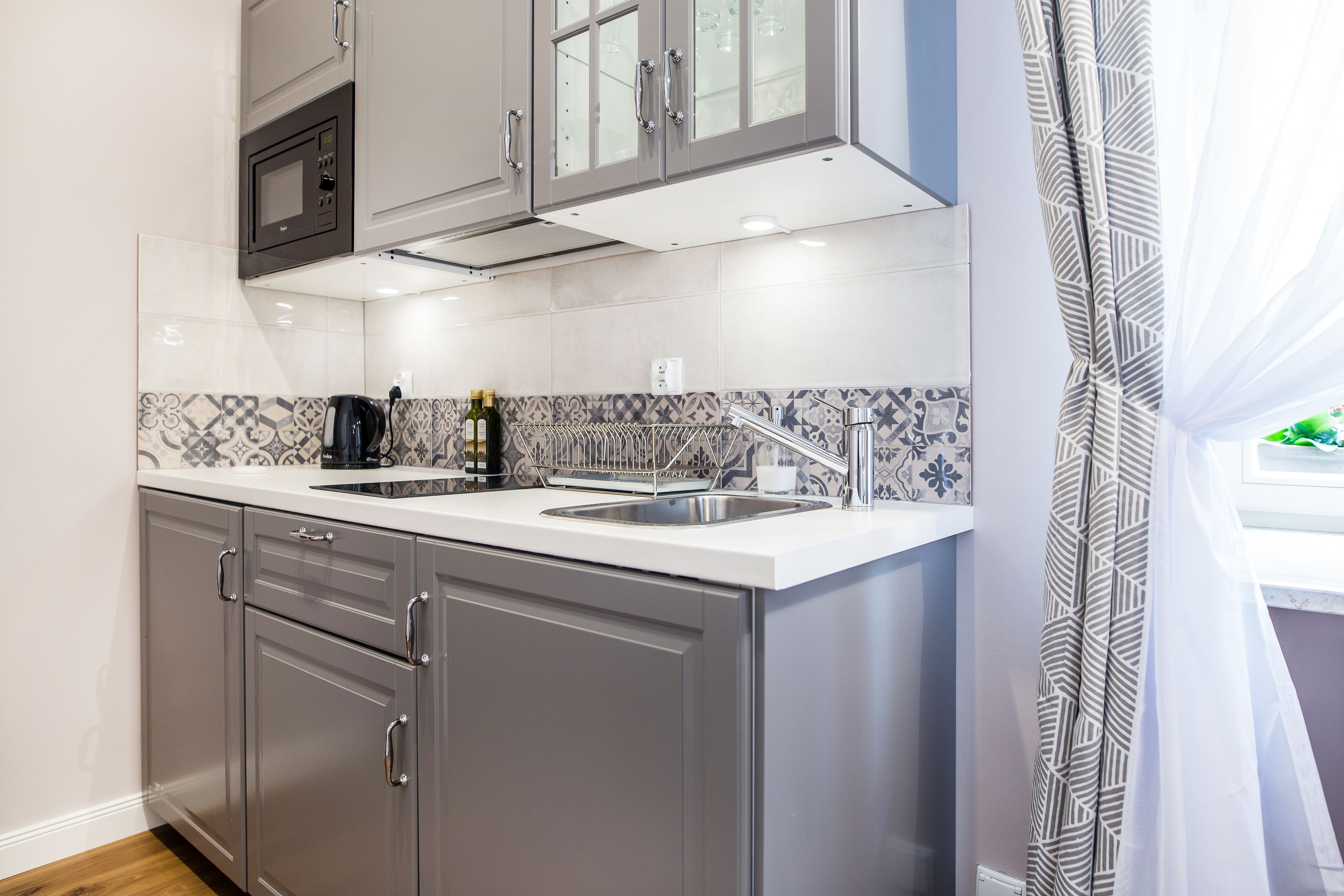 Studiosuite – comfort, ikke-røyk, 1. etasje | Eget tekjøkken | Kjøleskap, mikrobølgeovn, kokeplater og kaffetrakter/tekoker