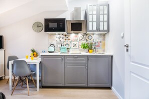 Studio Suite trung tâm thành phố, không hút thuốc, quang cảnh vườn | Bếp nhỏ riêng | Tủ lạnh, lò vi sóng, bếp nấu, dụng cụ pha cà phê/trà 