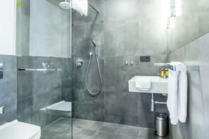 Studiosuite – deluxe, ikke-røyk, bakgårdsutsikt | Bad | Toalettartikler (inkludert), hårføner, håndklær og såpe