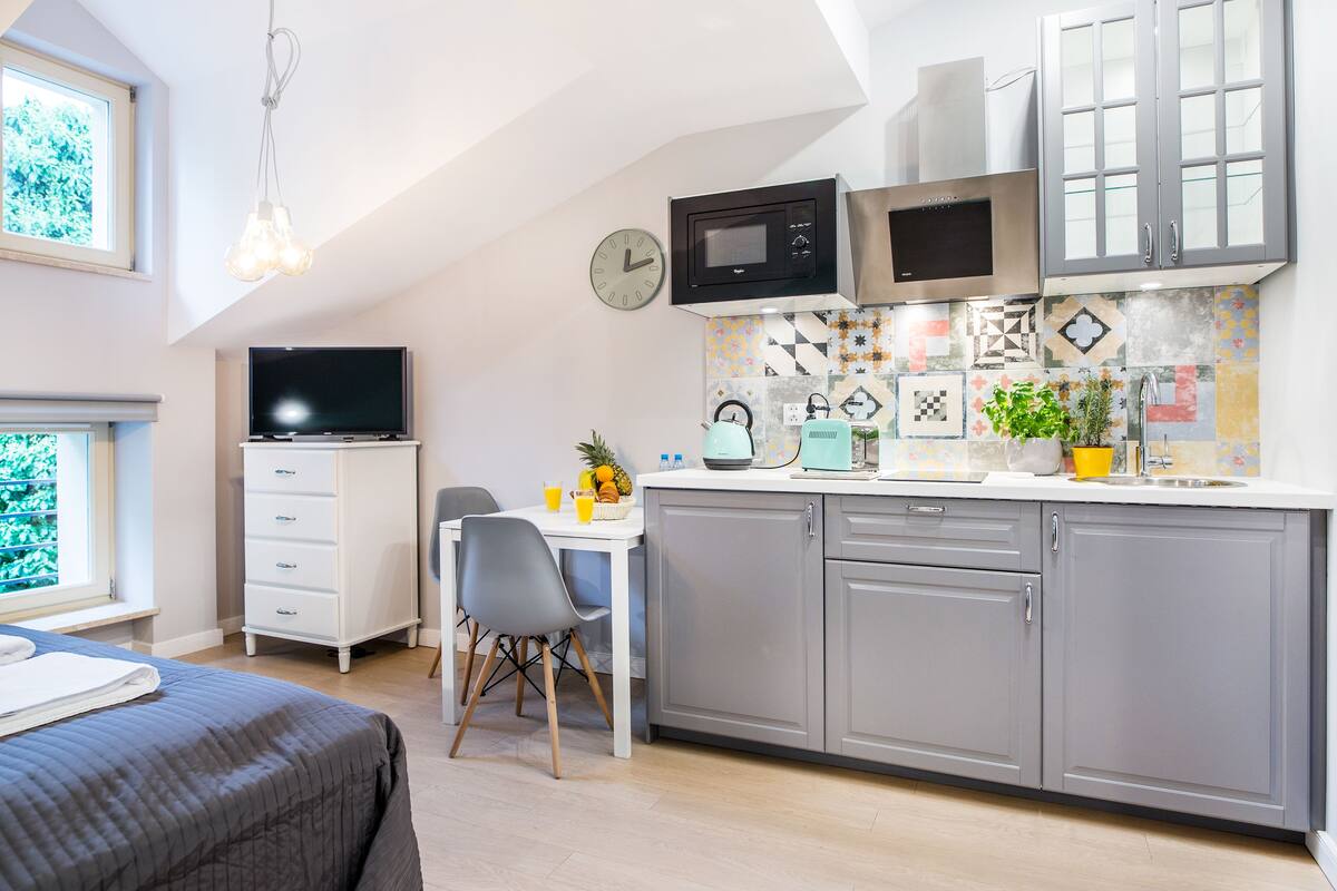 City Studio Suite, Non Smoking, Garden View | Private kitchenette