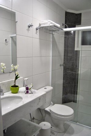 Standard Suite, 1 Queen Bed, Non Smoking | Bathroom | Shower, free toiletries, hair dryer, towels - Pousada Cana Caiana (Paraty)