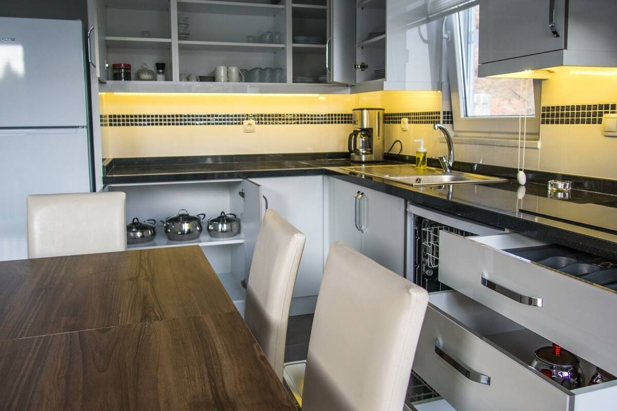 Full-sized fridge, oven, dishwasher, cookware/dishes/utensils