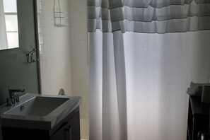 Sèche-cheveux, serviettes fournies, savon, papier toilette