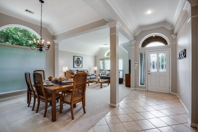 LUXURY HOME! 2.5 mi Cowboy Stadium; Six Flags; 15 minutes to DFW