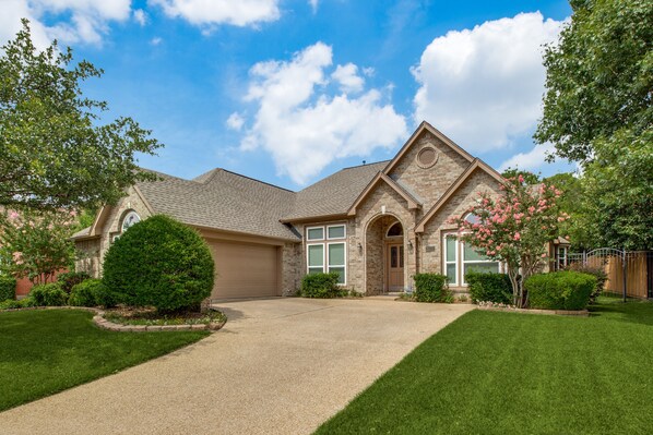 Exterior - LUXURY HOME! 5 mins to Cowboy Stadium; 9 mins to Six Flags; 15 mins to DFW (Arlington)