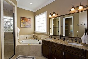 Combined shower/tub, jetted tub, hair dryer, towels - Family Friendly,Sleeps 15, Smoke Free,Relaxing,Safe Home In REUNION RESORT (reunion)