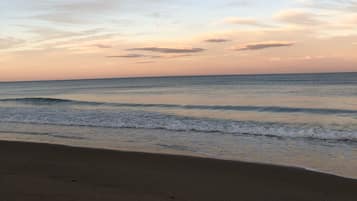 Perto da praia, espreguiçadeiras