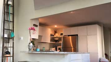 Geladeira, micro-ondas, fogão, cooktop