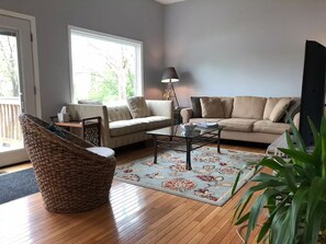 Smart TV, DVD player, books, video library - Welcome to this patch of serenity on the river's edge, to this hideaway. (Shepherdstown)