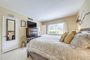 1 bedroom, iron/ironing board, Internet, bed sheets - Ft Lauderdale Apt w/ Pool - 1 Mi to Beach Access! (Fort Lauderdale)