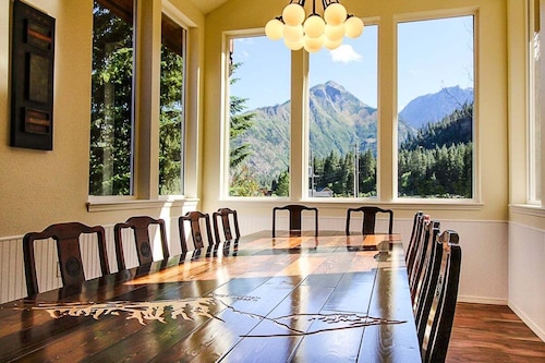 Large Family Retreat | Sleeps 12 | Hot Tub, Views & Game Room
