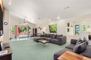 Televisio, takka, DVD-soitin, pöytätennispöytä