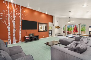 TV, lareira, DVD player, mesa de pingue-pongue