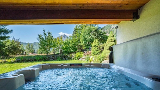 Uma banheira de hidromassagem com vista para uma paisagem montanhosa.