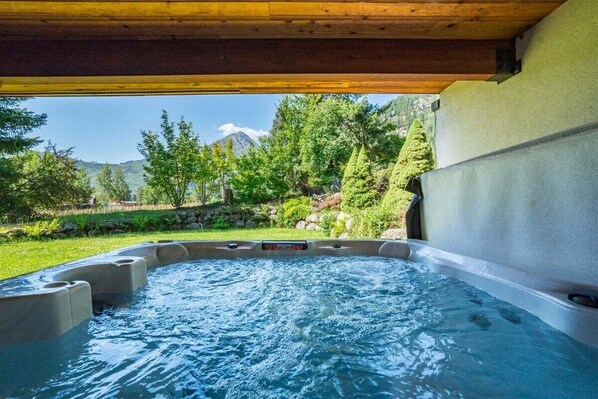 Un bain à remous avec vue sur un paysage montagneux.
