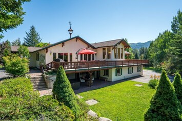 escape to a sprawling estate with majestic mountain views