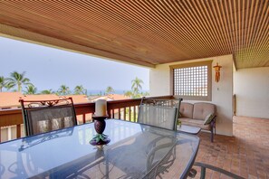 Outdoor dining - Kailua-Kona Condo w/ Resort Access & Ocean View! (Kailua-Kona)