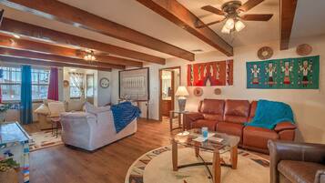 Una televisión, una chimenea, libros