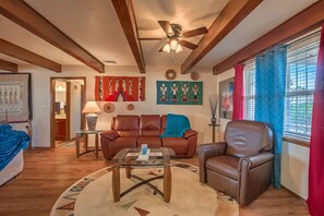 Televisión, chimenea y libros 