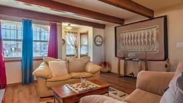 Una televisión, una chimenea, libros