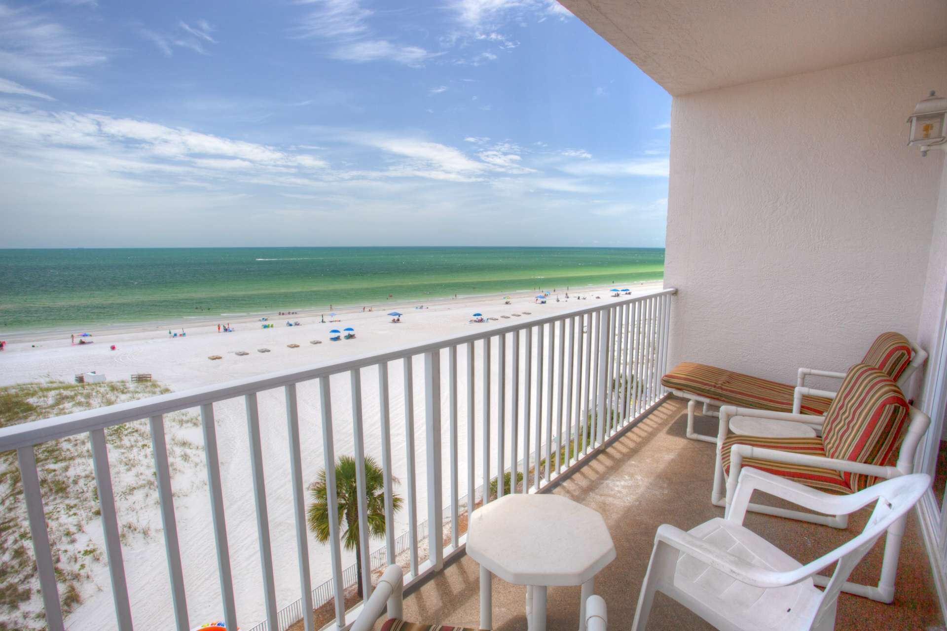 Corner Unit. 2 Bedroom+Bonus Room/Den. Overlooking the Gulf. Amazing Views! Easy Walk to Johns Pass.