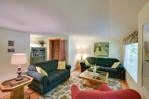TV, DVD player - 'The Carriage House:' Walk to Peninsula State Park (Ephraim)