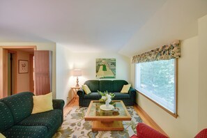 TV, DVD player - 'The Carriage House:' Walk to Peninsula State Park (Ephraim)