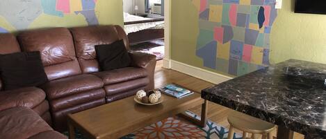 Smart TV, Netflix, Hulu, streaming services